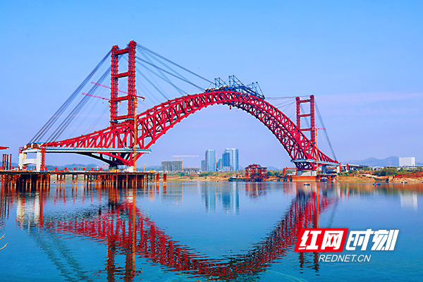 图五：由中交三航局承建的湖南省株洲清水塘大桥主拱于2022年11月13日中午11点合龙（右侧照）.jpg