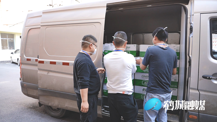 怀化鹤城区：工商联携手爱心企业捐赠100余件物资助力疫情防控（原声素材）.mp4_20221114_152819.392.png