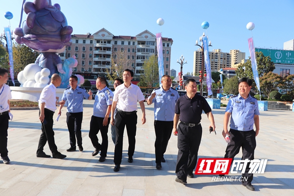 澧县公安领导在万达广场开业当天进行安保工作布置.jpg