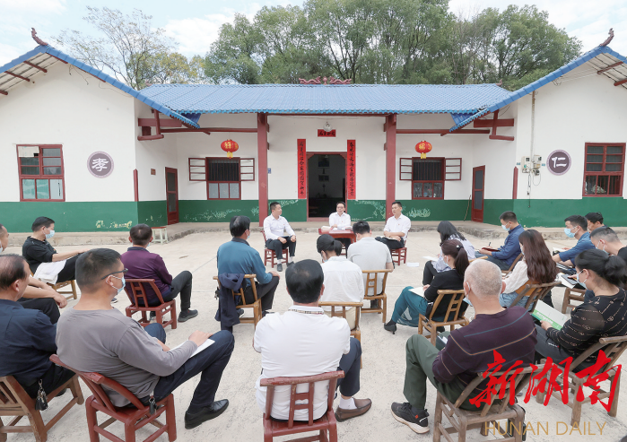 湖南日报要闻版头条丨“家常话”诠释“大道理”——长沙市天心区基层党员群众学习党的二十大精神直击