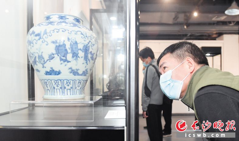 　　“三湘风物”长沙民间收藏精品展在长沙简牍博物馆开幕。图为收藏爱好者正在观展。   均为长沙晚报全媒体记者 邹麟 摄