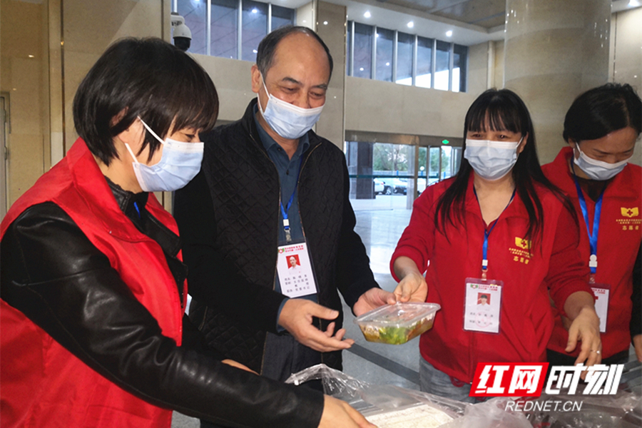 永州职院附属医院党委书记陈晓育莅临现场指导送餐服务_副本.jpg