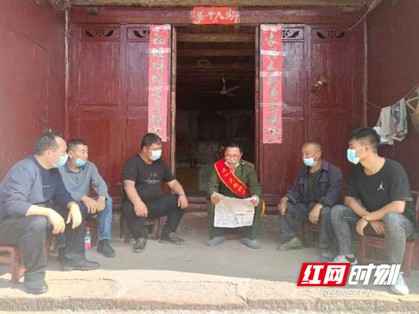 入户宣讲党的二十大精神。.jpg
