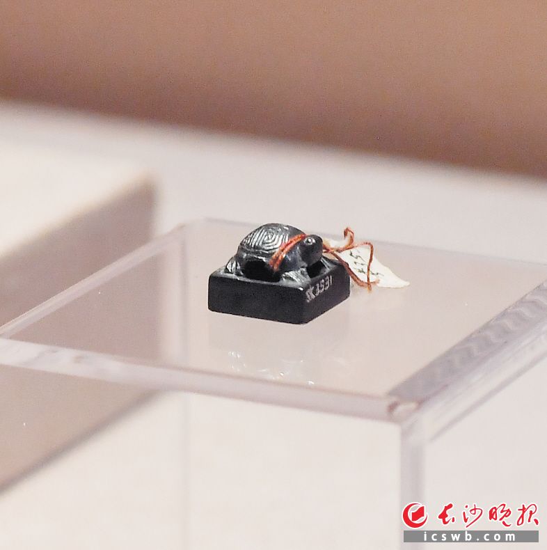 　　长沙杨家山汉墓出土的“刘骄”印章，这枚印章一度长期引发汉长沙王陵墓疑云。长沙晚报全媒体记者 邹麟 摄