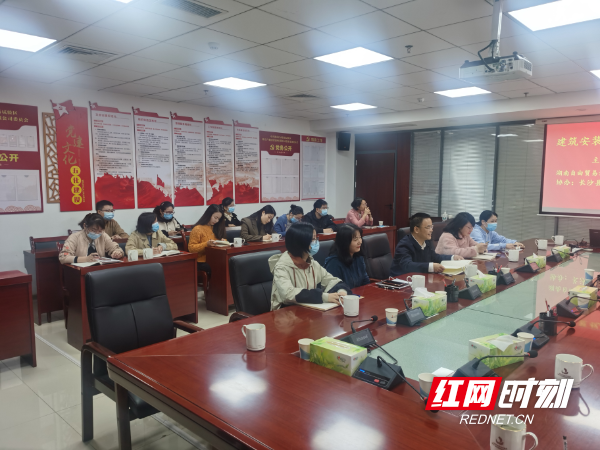 长沙县建筑安装企业的负责人们在培训会上学习最新税收优惠政策.jpg