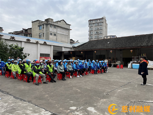 慈利农商银行营业部客户经理胡坤为120余名骑手开展新市民等金融知识宣讲1.jpg