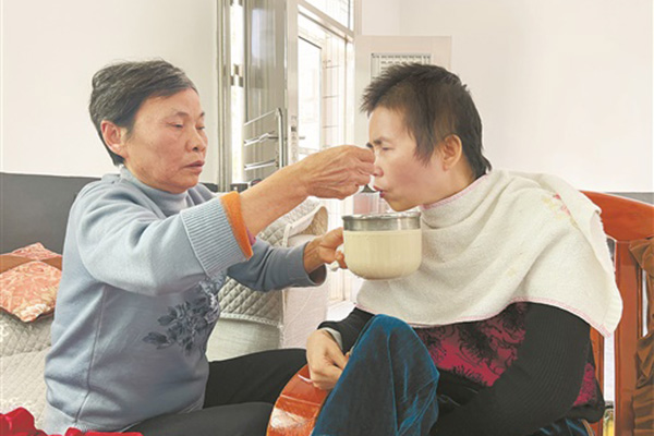 “湖南好人”余桂斌：守护植物人儿媳逾十四载