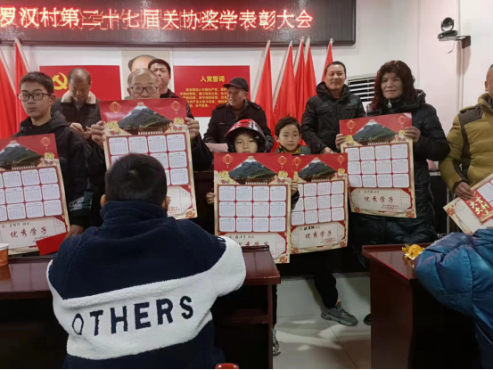 正能量！胡伟伦老人手抄账本28年 只为这件事……710.png