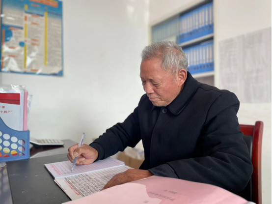 正能量！胡伟伦老人手抄账本28年 只为这件事……41.png