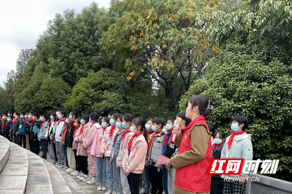 11月16日，在宁远烈士公园，该县青年志愿宣讲队为少先队员们开展党的二十大精神宣讲.png