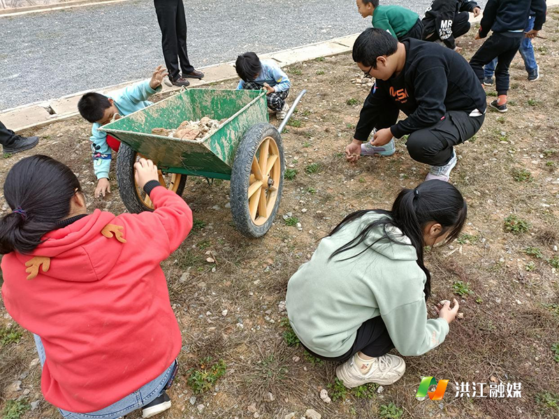 群峰乡中心学校1.png