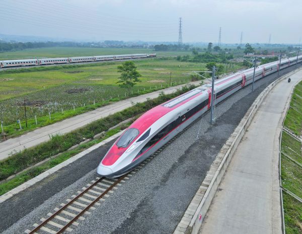 11月9日，在印度尼西亚西爪哇省万隆市，一列高铁动车组正在雅万高铁试验段进行热滑试验。（新华社发）
