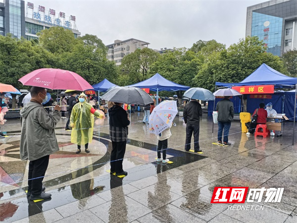 图二五岭阁社区在五岭广场设立核酸检测采样点。（谢丽萍 摄）.jpg