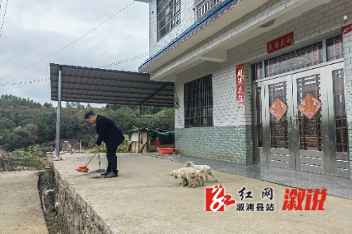 走访过程中帮助村民打扫院落卫生（摄影：马育虎）.jpg