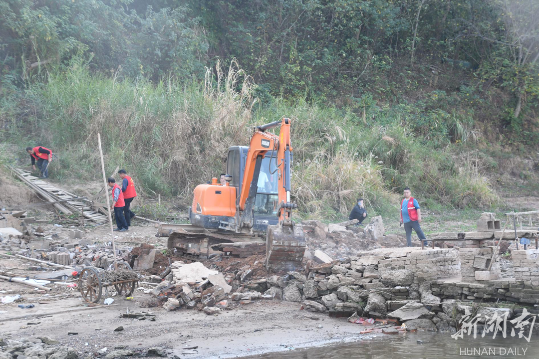 重拳出击！岳塘区拆除湘江沿线60余个违建钓鱼台