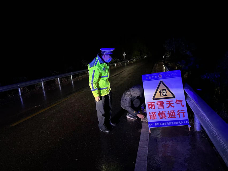交警应对雨雪天气图片.png