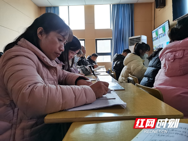 听课教师正在写笔记.jpg