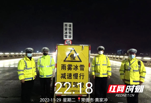 图三：常德公安交警柳叶湖大队在跨湖大桥，环湖路栈桥放置温馨警示牌.jpg