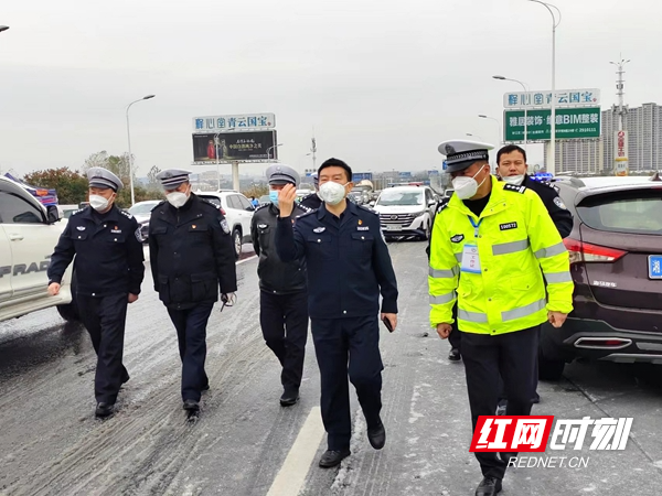 图一：常德市公安局交警支队支队长戴林忠一行督导冰雪天气防疫保畅工作.jpg