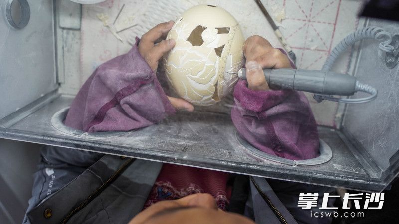 肖豫雄正在制作蛋雕工艺品。长沙晚报全媒体记者 冯启阳 摄