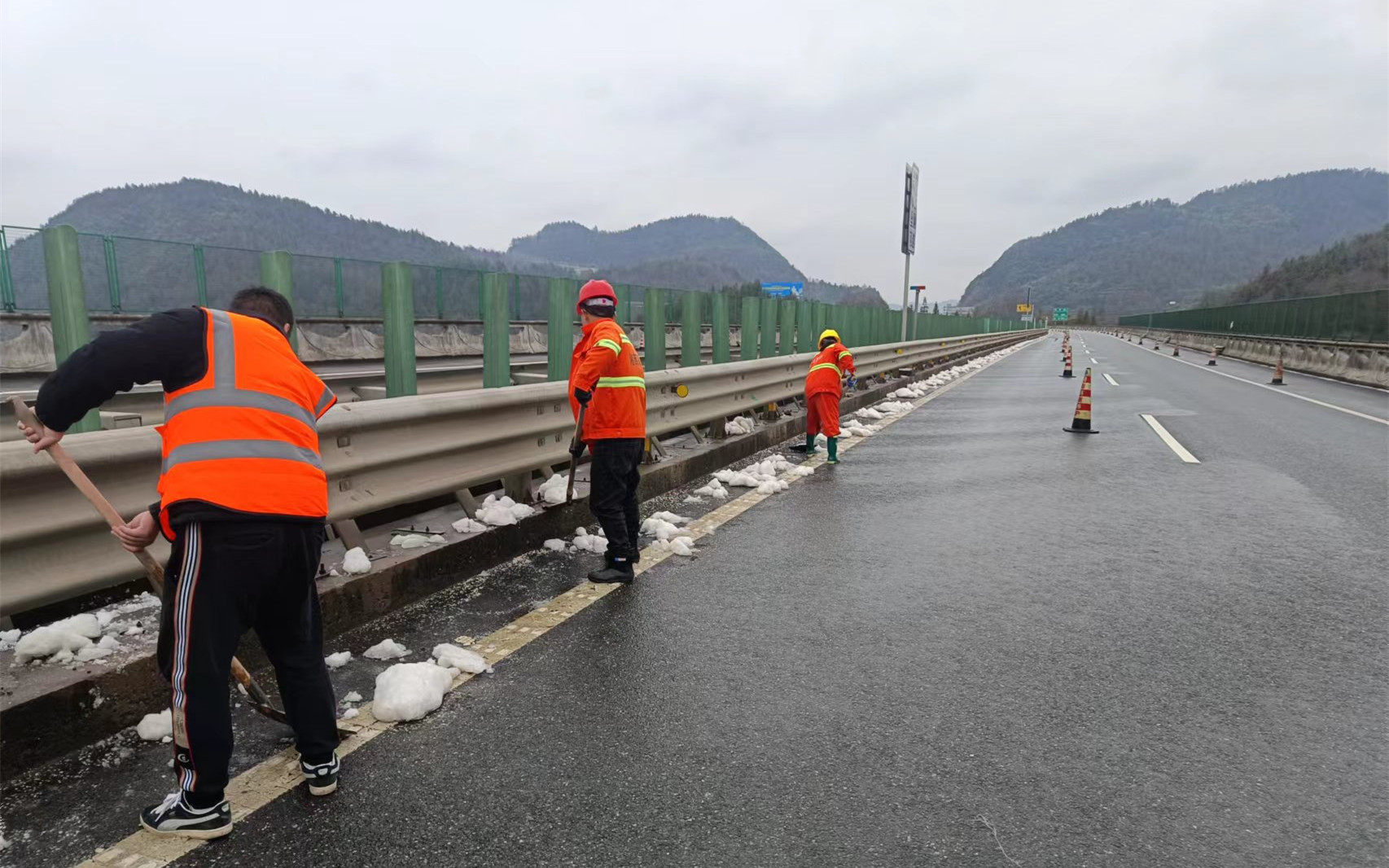 “养护橙”们在人工清扫积雪.jpg