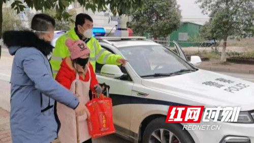 【抗疫一线】疫情挡不住温情 宁远交警暖心护送患病老人回家1_副本500.jpg