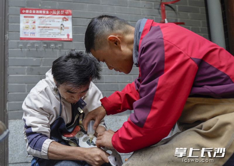 张国军正在教授修鞋技巧  图片均为长沙晚报记者冯启阳摄