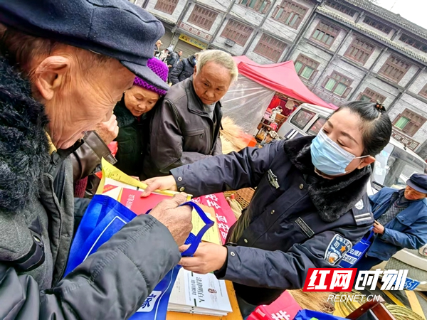 苗族大爷在领取宣传资料。.jpg