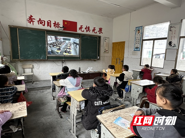 山里的孩子们正在认真听讲.jpg