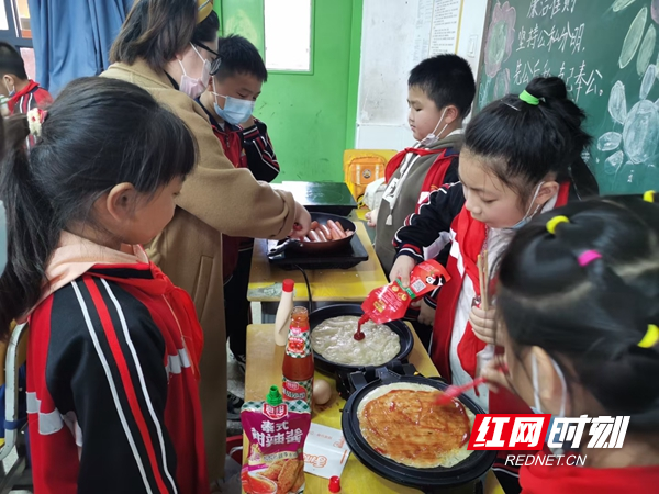 学生自己动手煎饼.jpg