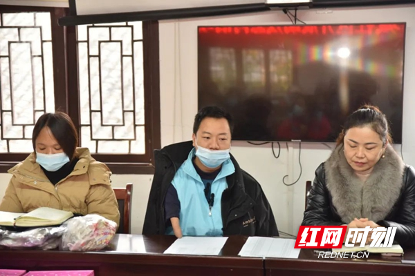 李向阳同志在给大家分享自己的励志故事。.jpg