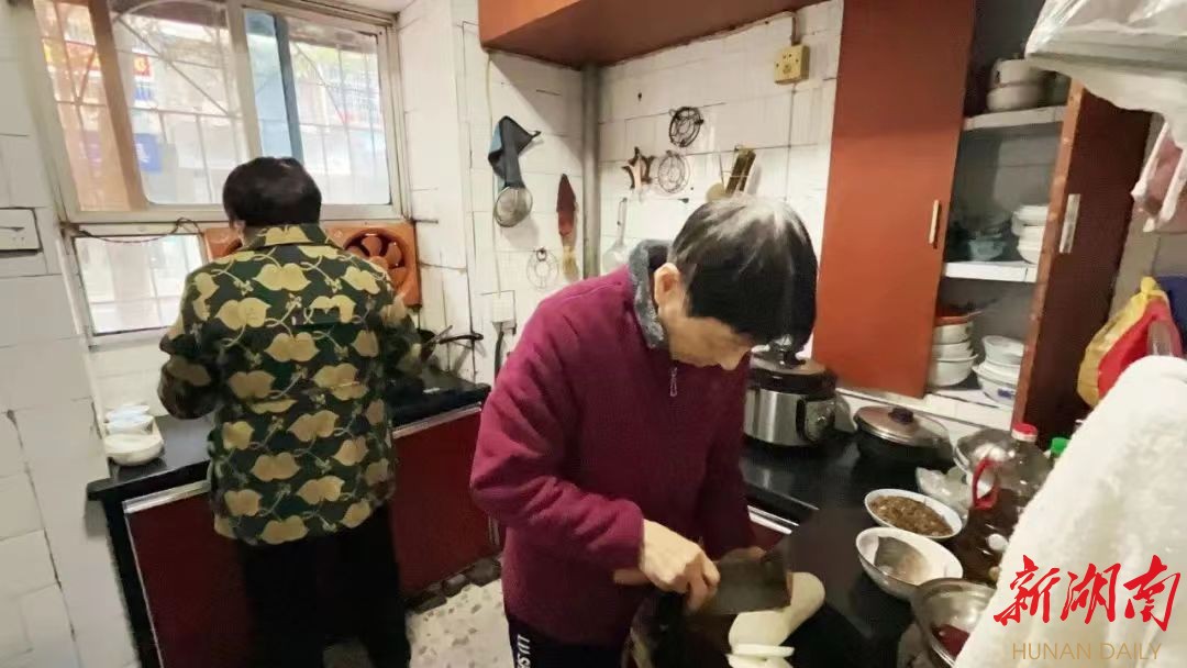 是邻居也是亲人！长沙79岁奶奶十年如一日照顾85岁独居老人