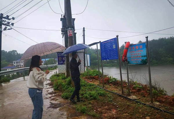 视察水库.jpg