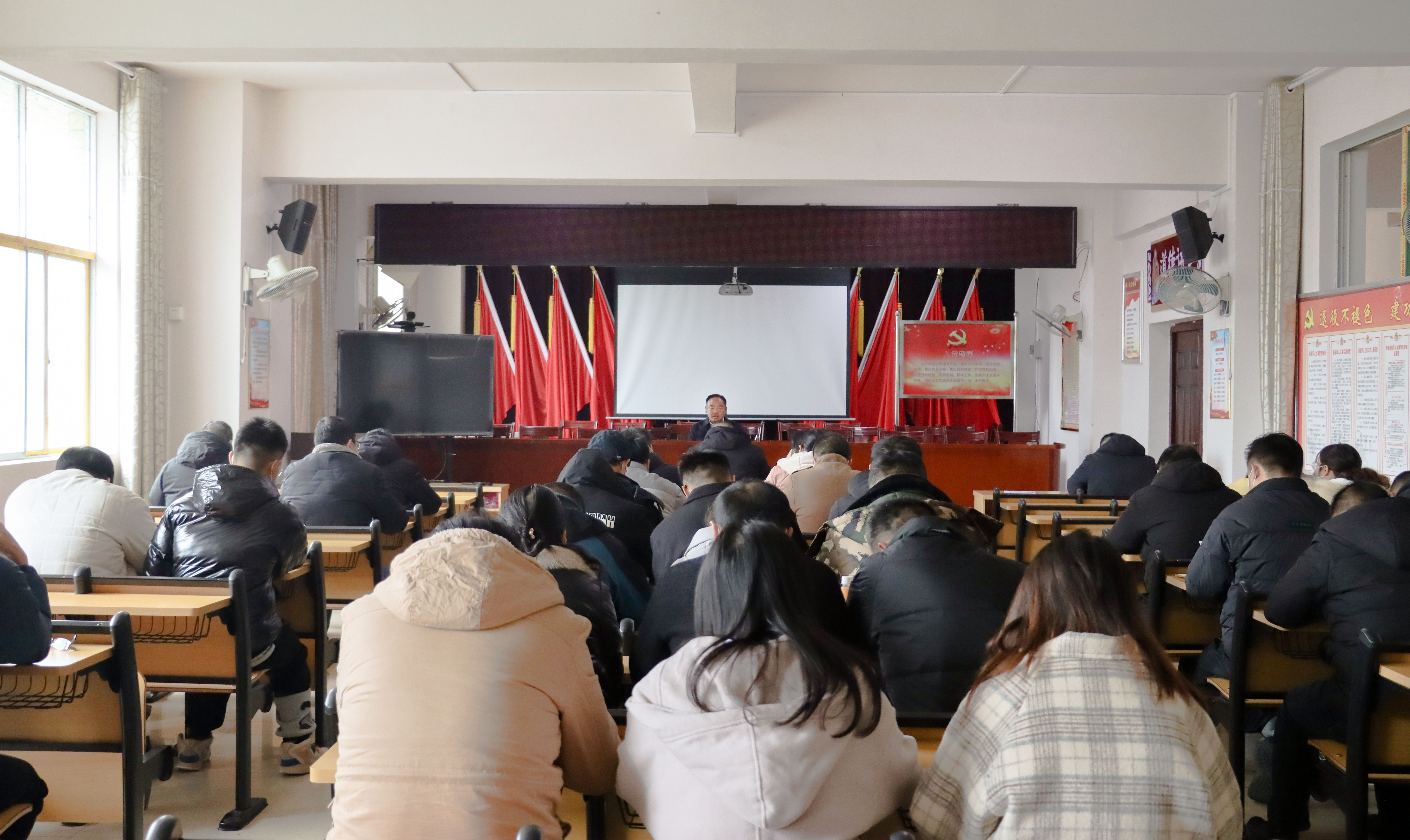 二十大精神进基层｜易勇到金子岩侗族苗族乡宣讲党的二十大精神