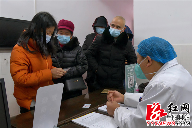 居民有序排队接种疫苗.jpg