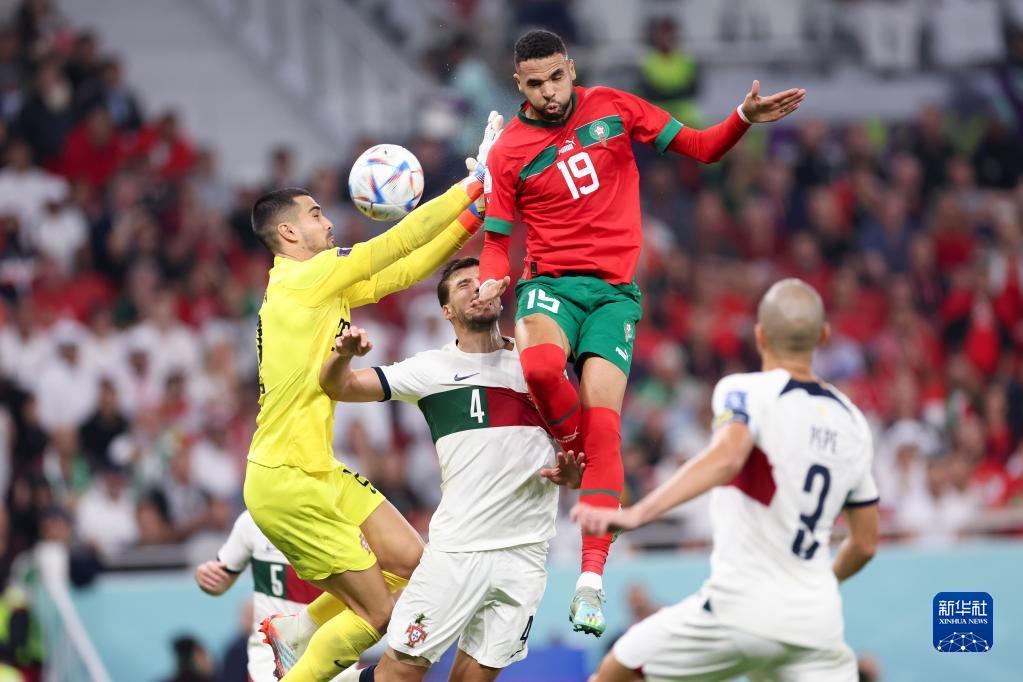 摩洛哥队球员恩内斯里(右二)在比赛中头球攻门得分。新华社记者 李钢 摄.jpg 摩洛哥队球员恩内斯里(右二)在比赛中头球攻门得分。新华社记者 李钢 摄.jpg