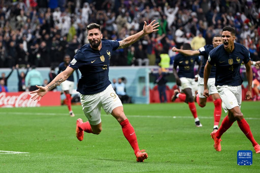 法国队球员吉鲁(左)在比赛中进球后庆祝。新华社记者 李尕 摄.jpg 法国队球员吉鲁(左)在比赛中进球后庆祝。新华社记者 李尕 摄.jpg