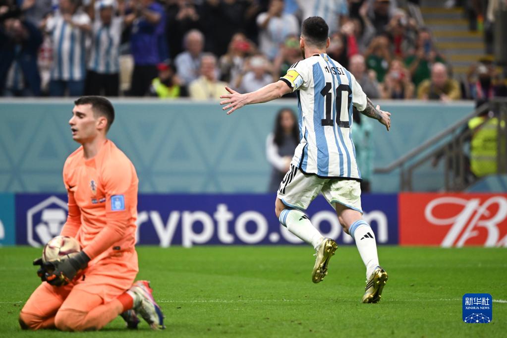 阿根廷队球员梅西(右)在比赛中主罚点球得分后庆祝。新华社记者 李尕 摄.jpg 阿根廷队球员梅西(右)在比赛中主罚点球得分后庆祝。新华社记者 李尕 摄.jpg
