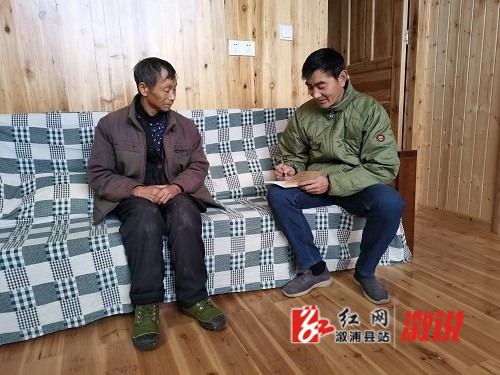 花园村向玉军走访农户，收集意见建议 (1) - 副本.jpg