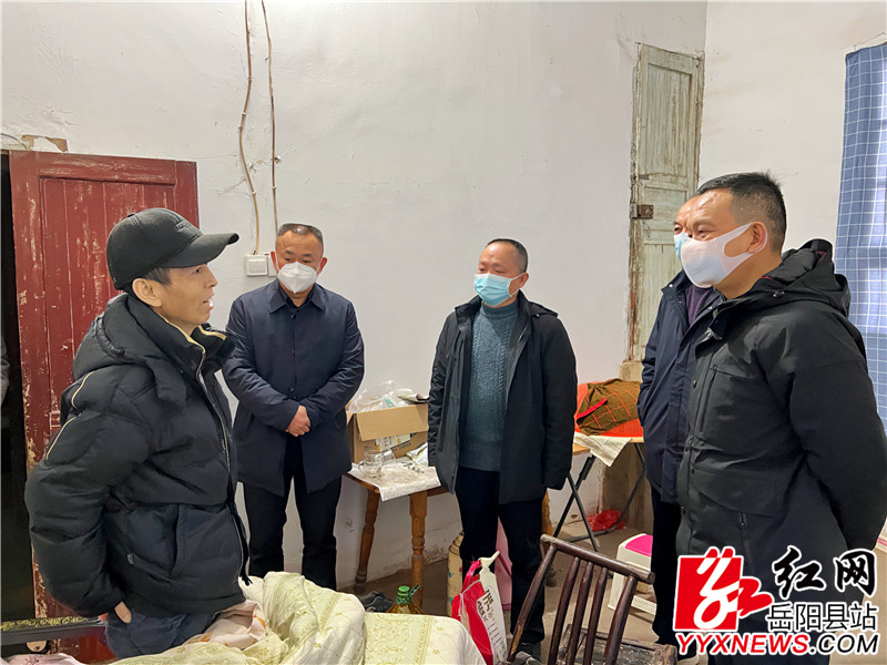 陈遇春慰问吸毒人员困难家庭.jpg