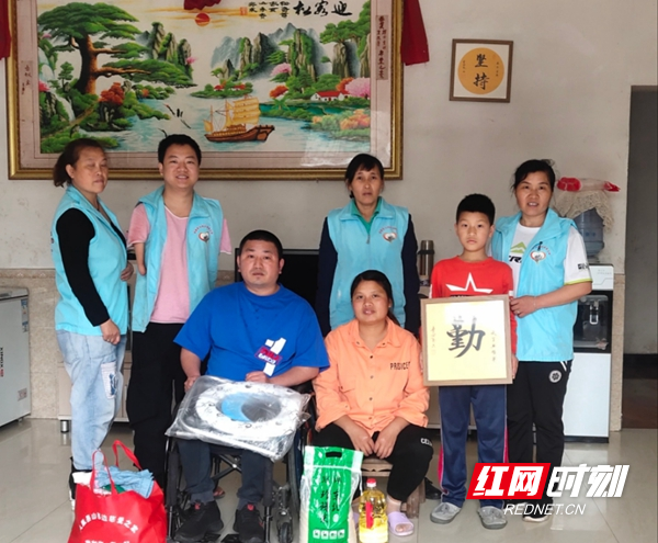 看望慰问贫困残疾家庭。.jpg
