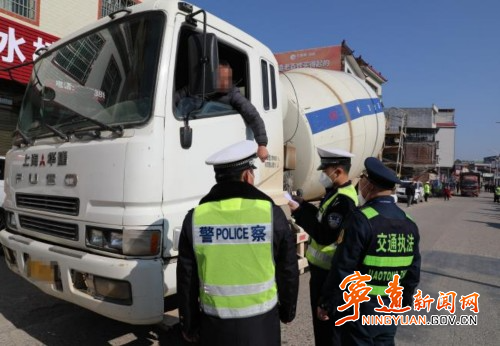 宁远：交警+执法大队 派驻执法打通基层道路交通安全管理“最后一公里”_副本500.jpg