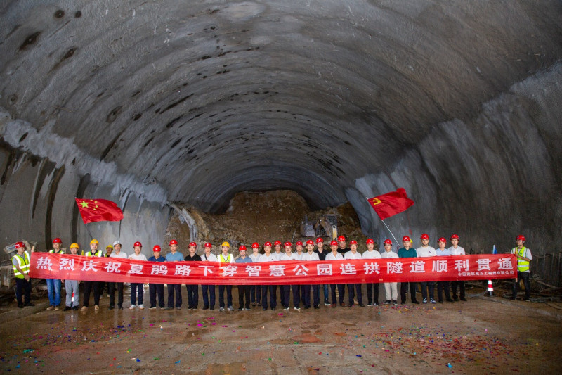 去年9月25日，夏鹃路下穿智慧公园隧道实现全幅贯通。