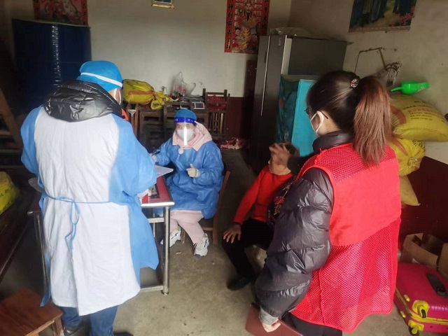 12月16日双红村新时代文明实践站3名志愿者同卫生院工作人员为老年人接种疫苗.jpg