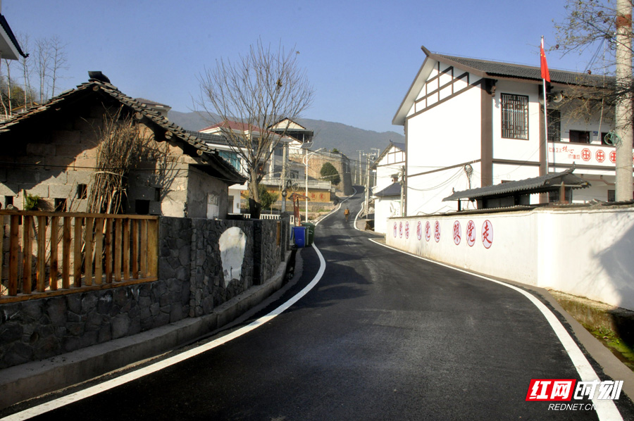 “民歌寨”周边的进村道路焕然一新。.jpg