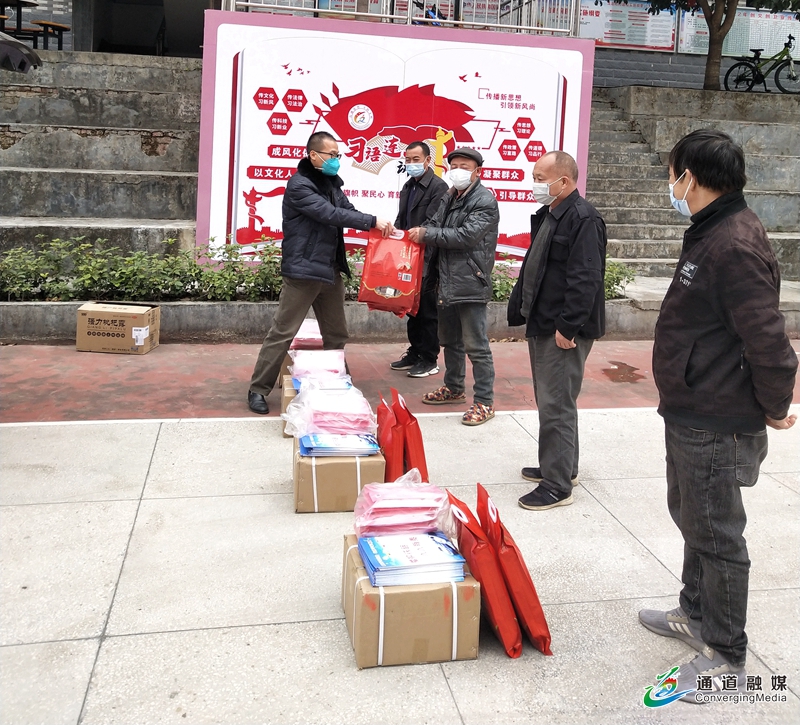 在牙屯堡镇分发宣传挂历、宣传资料和防疫物资.jpg