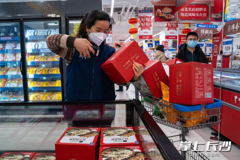 12月22日，沃尔玛网上超市拣货员周珊正在帮顾客挑选速冻饺子。