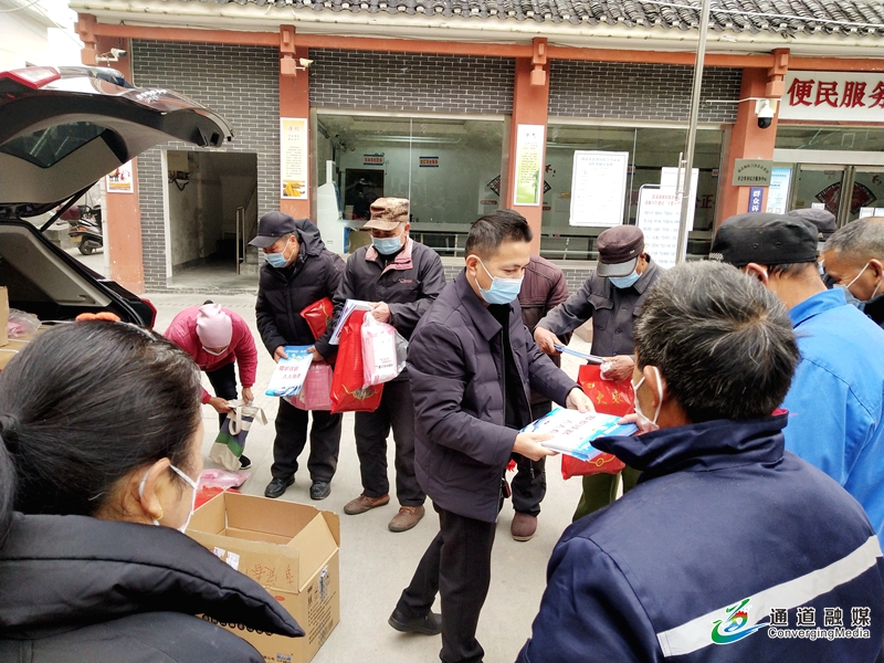 在县溪镇分发宣传挂历、宣传资料和防疫物资.jpg