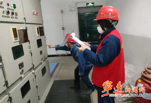 宁远：带电检测“问诊把脉” 护航电网平安度冬1_副本500.jpg