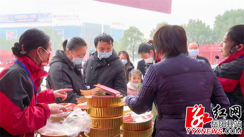 市民在展区采购特色农产品.jpg